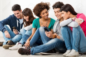 Adolescentes y adultos pueden convertirse en adictos al celular que es arma de doble filo.