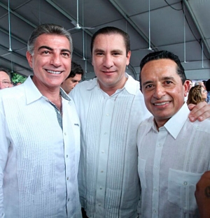 RMV y Tony Gali asisten a la toma de protesta de Carlos Joaquín
