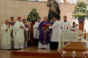 Los restos mortales de Monseñor Rosendo Huesca fueron despedidos en el Seminario Palafoxiano.