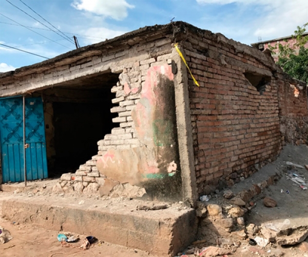 Reconstruyen casas y templos dañados por sismos en la zona de Jolalpan.