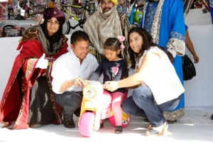 Alcalde Leo Paisano Arias acompañado de su esposa Lety Zamora, festejan el Día de Reyes a niños y niñas.