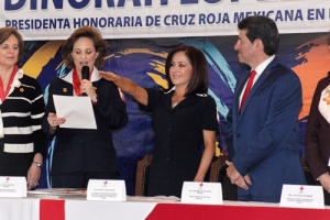 Como presidenta honoraria de la Cruz Roja Mexicana en Puebla.