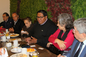 Leobardo Rodríguez Juárez con columnistas