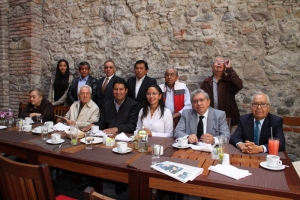 Gustavo Teniza Reyes con columnistas