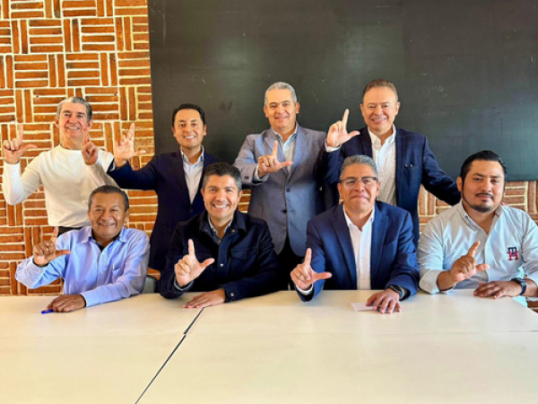 Lalo Rivera en reunión con líderes de Tehuacán