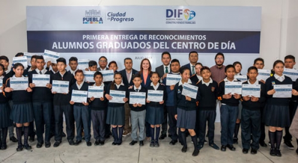 Ayuntamiento de Puebla entrega reconocimientos a alumnos