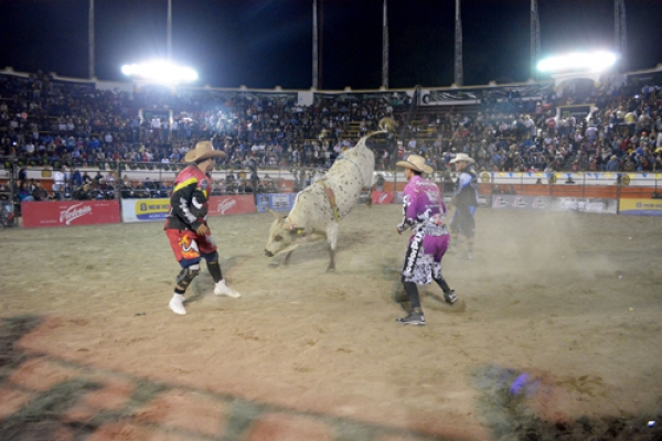 El espectáculo de “Cuernos Chuecos” ratificó su gran éxito entre los visitantes a la Feria de Puebla 2017.