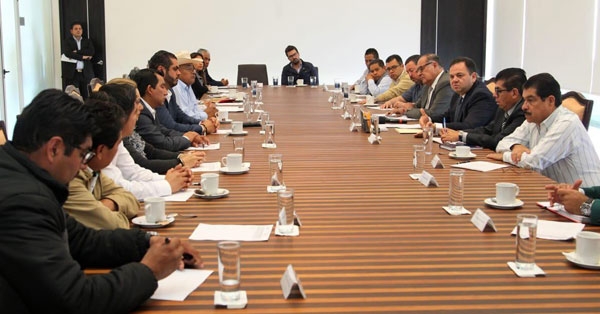 Almeida se reúne con alcaldes de la Sierra Negra y Tehuacán