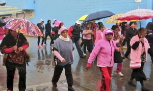 Mujeres de Xoxtla realizan caminata en el día internacional contra el Cáncer de mama