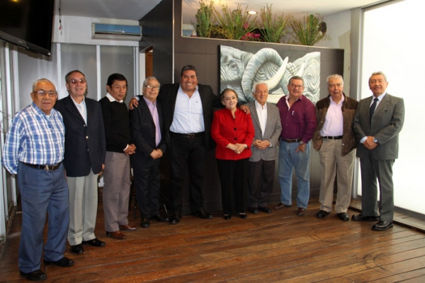 Miguel Ángel Quechol con columnistas