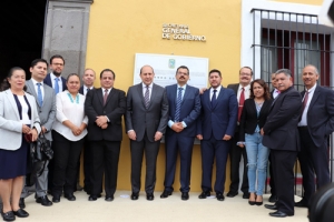 INE Puebla coloca bando solemne en sedes de los poderes del estado