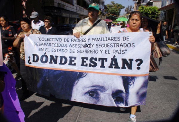 Dónde están, siguen clamando padres y familiares de 43 normalistas de Ayotzinapa, Gro.