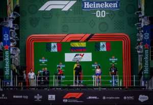 La bandera a cuadros FIA NACAM Fórmula 4, para Colombia