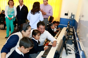 Leo Paisano y Lety Zamora, entregan aulas de medios en beneficio de la niñez Sanandreseña