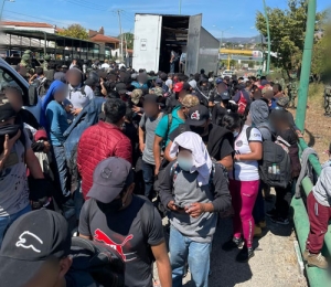 Detienen a 269 migrantes en tráiler en Chiapas: INM