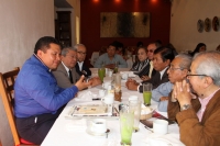 Gonzalo Juárez Méndez con columnistas