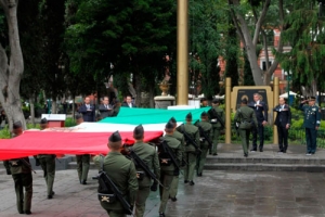 Encabezaron la ceremonia solemne de izamiento de Bandera y la primera guardia de honor al Lábaro Patrio en Palacio Municipal.