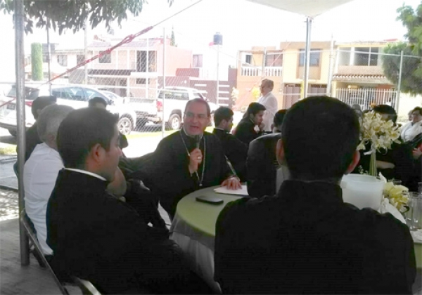 Fieles de la comunidad parroquial de Los Desamparados ofrecieron un convivio a Monseñor Pozos Lorenzini al término de la visita pastoral.