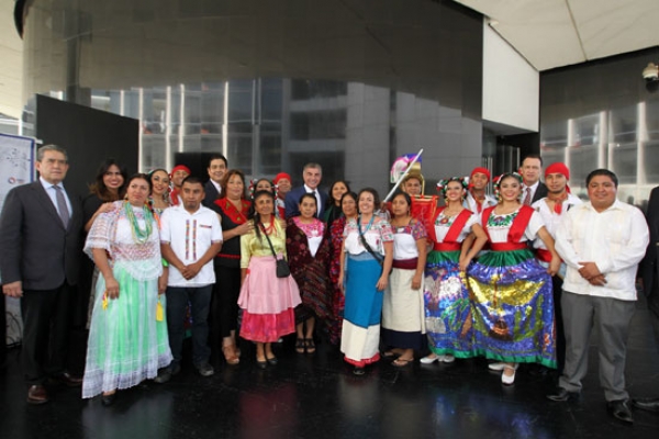Inauguran exposición “Arte y Navidad de Puebla&quot; en el senado