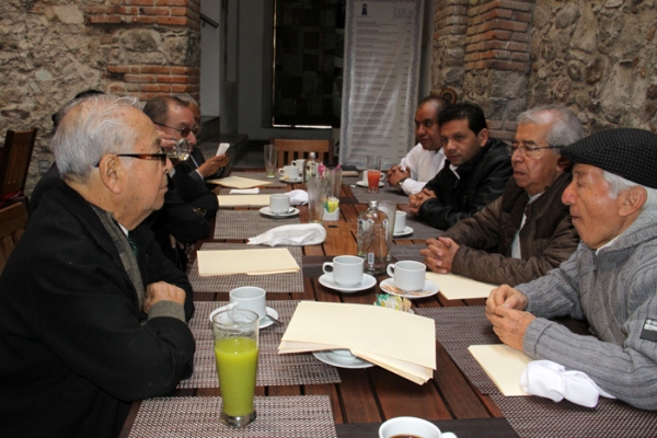 Erik Salgado Trujillo con columnistas