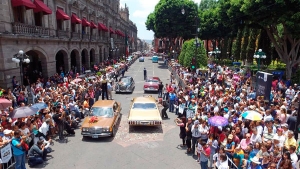 El “Combate de Flores” en el zócalo de la ciudad, congregó a miles de familias