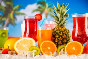Para combatir efectos del intenso calor recomiendan bebidas y alimentos frescos.