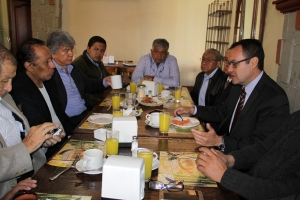 Guillermo Deloya Cobián con columnistas