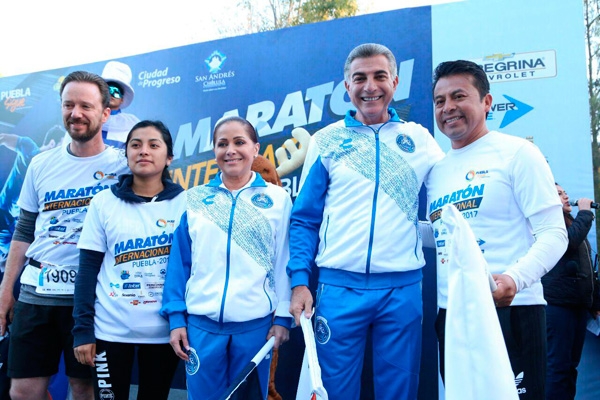 Tony Gali da banderazo de salida al Maratón Internacional Puebla 2017