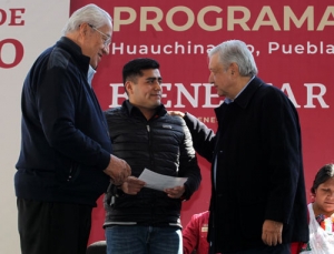 El presidente López Obrador visita Puebla, acompañado del gobernador del estado