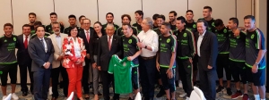 Melquiades Morales Flores con futbolistas
