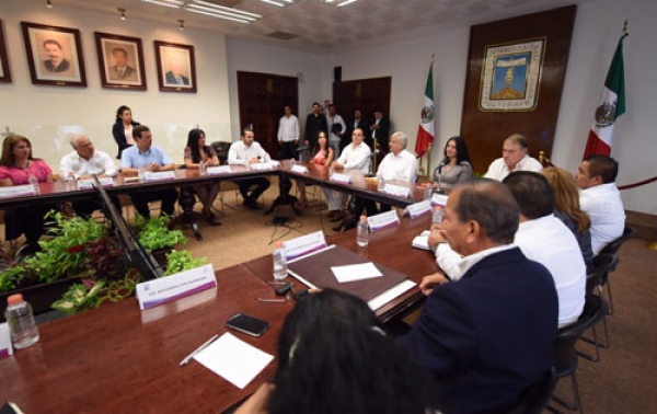 AMLO sostiene reunión con gobernador de Morelos, Cuauhtémoc Blanco