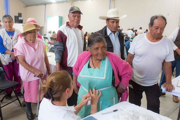 Festeja Granjas Carroll a abuelitas en 2 comunidades de Oriental