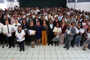 Dinorah López de Gali reconoce a graduados