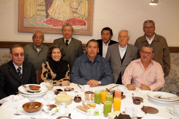 Leobardo Soto Martínez con columnistas