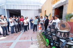 Karina Pérez Popoca entrega instrumentos musicales a escuelas de San Rafael Comac