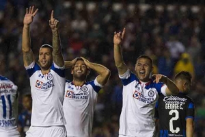 Cruz Azul le da un doblete a Querétaro