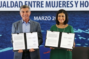 Lorena Cruz y el gobernador Tony Gali firman convenio a favor de las mujeres