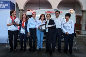 Dinorah López de Gali entrega ambulancia