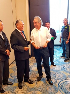 El embajador Melquiades Morales saludó a la selección mexicana en Costa Rica