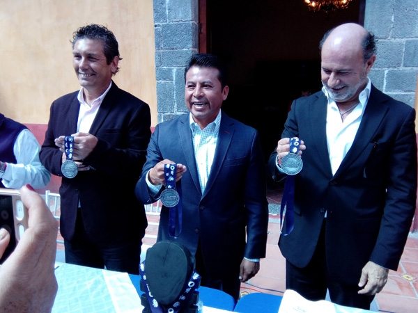 Presentan medalla del Maratón Internacional Puebla 2017