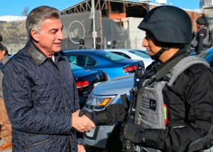 Tony Gali entrega vehículos y equipo táctico a la Fiscalía General del Estado