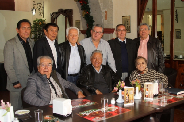 Melquíades Morales Flores con columnistas