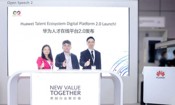 Ceremonia de lanzamiento de Huawei Talent Online 2.0 (de derecha a izquierda, Xue Feng, Arquitecto en jefe de Huawei Talent Online, Departamento de Desarrollo de Ecosistemas de Talento en Huawei Enterprise; Feng Baoshuai, Director del Departamento de Desarrollo de Ecosistemas de Talento en Huawei Enterprise y Yu Jun, Subdirectora del Departamento de Desarrollo de Ecosistemas de Talento en Huawei Enterprise.