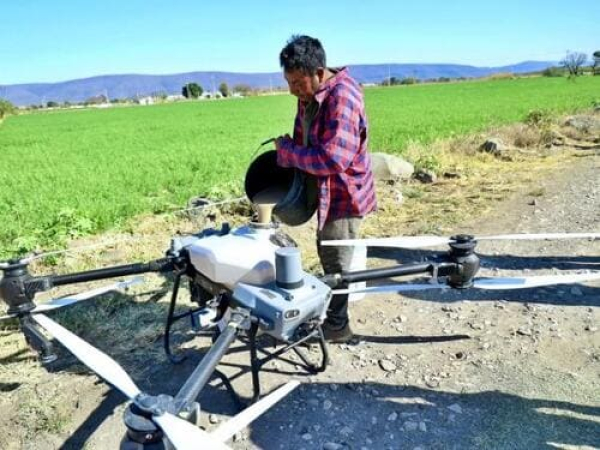 En Atlixco fumigan 20 hectáreas de cultivo con drones