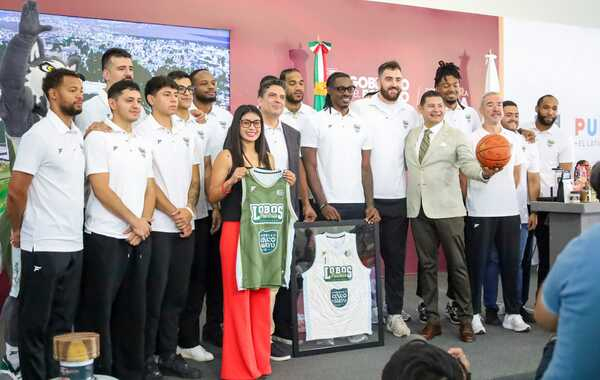 Presentan el equipo de básquetbol "Lobos Puebla"