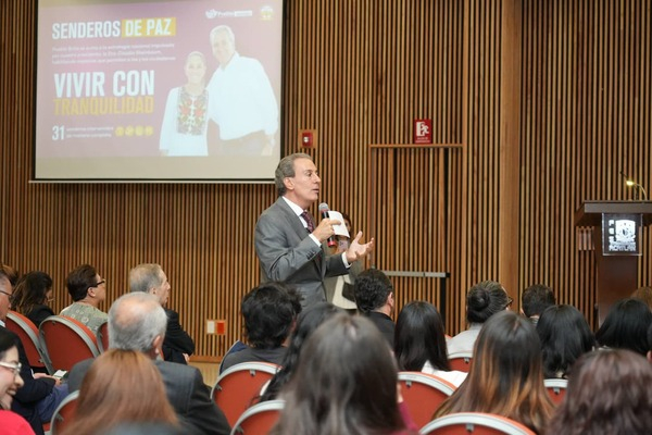 Pepe Chedraui participa en coloquio organizado por UNAM