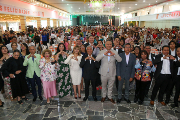 Reconocen la labor de educadoras poblanas