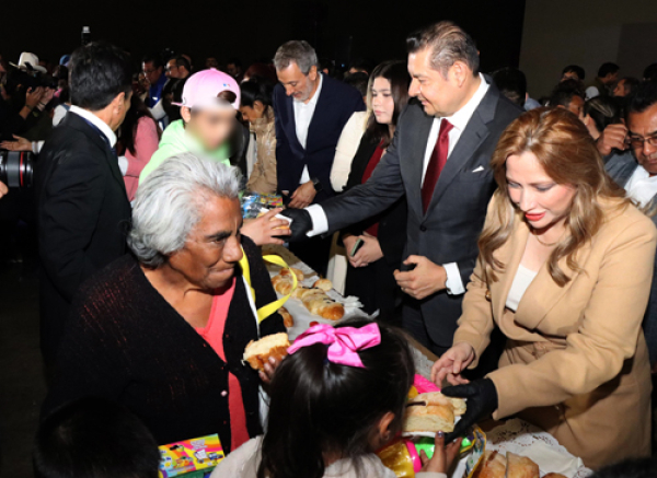 Niños reciben regalo por parte de los Reyes Magos y cortan la rosca