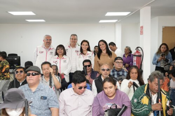 Gobierno Municipal y DIF Puebla entregan bastones al Taller de Cooperación para Ciegos