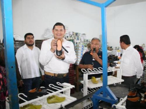 Gobierno Estatal concluye entrega de uniformes y zapatos